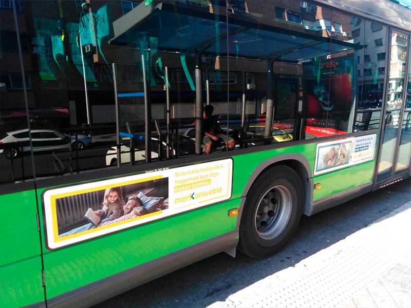 Mock up publicidad en medios producción y diseñado por publicidad supra en un lateral de un bus