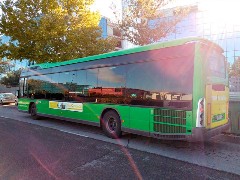 Mock up publicidad en medios producción y diseñado por publicidad supra en un lateral de un bus