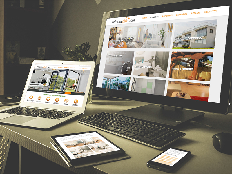 Mock up de ordenador con un diseño web creado y el producción por publicidad supra